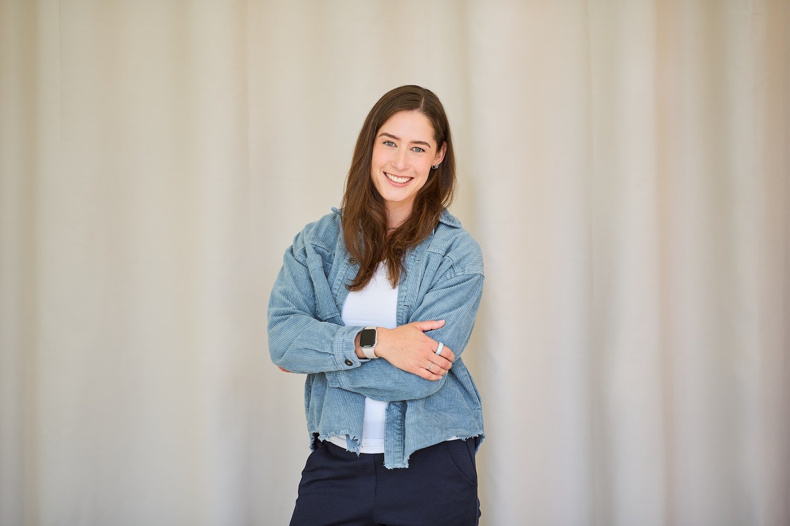 Nina Benfer am Schreibtisch im Studio — Social Media Ads Freelancerin aus Hamburg.